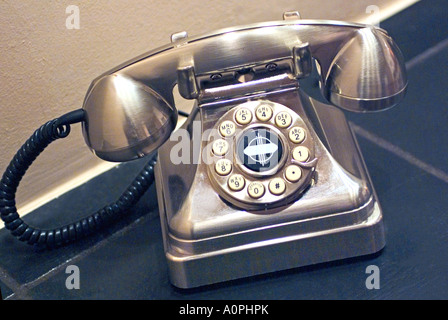 Silber Metall Rotary Durchwahltelefon auf Schreibtisch in der Lobby des Hotels Stockfoto