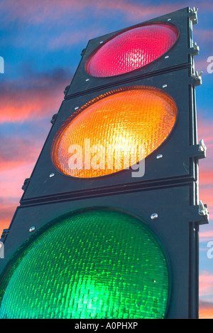 Verkehr-Lichtsignal mit roten grünen und gelben Lichtern, die gleichzeitig auf zu stoppen Stockfoto