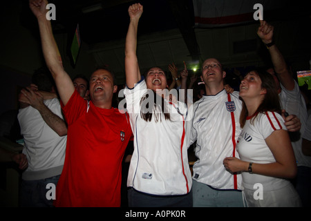 England-Fans feiern nach dem Anschlusstreffer beim 2: 0-Sieg über & Tobago Trinidad, 2006 World Cup Finals, berühmten Heiligen drei Könige, London Stockfoto