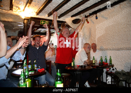Schweizer Fans feiern Tor beim 2: 0 Sieg gegen Togo, WM-Finale 2006, Schweizer Kirche, Endell Street, London Stockfoto