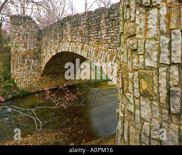 Steinerne Brücke in Travertin Naturzentrum Chickasaw National Recreation Area Oklahoma Stockfoto