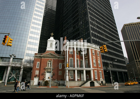 Alte traditionelle Gebäude in New York wird durch moderne Stadt Wolkenkratzer Geschäft Büros Hochhäusern New York City USA Schatten gestellt. Stockfoto