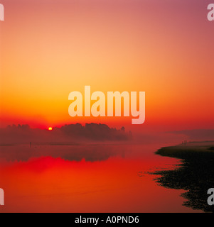 Sonnenaufgang an einem nebligen Morgen über Burnaby Lake in Burnaby British Columbia Kanada Stockfoto