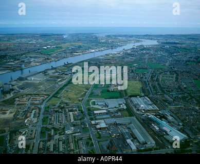 Luftaufnahme nach Osten über den Fluss Tyne in Richtung Tynemouth, Tyne und Wear, England, Großbritannien., in den 1980er Jahren Stockfoto