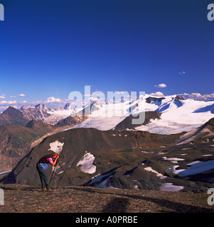 Fotografen, die unter einem Bild von Gipfeln und Gletschern in Purcell Mountains, Bugaboo Provincial Park, BC, Britisch-Kolumbien, Kanada Stockfoto