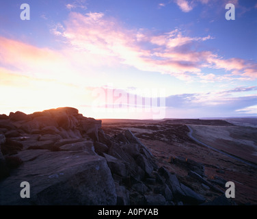 Sonnenaufgang über Stanage Edge und Blick Richtung Higger Tor im englischen Peak District National Park Stockfoto