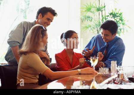 Eine Gruppe von Freunden in einer Bar Drinks genießen. Stockfoto