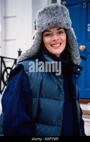 Junge Frau in pelzmütze stehen ausserhalb des Hauses. London. England. UK. Stockfoto