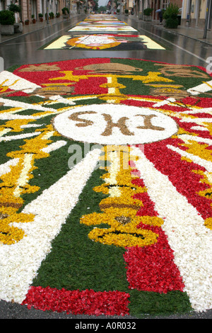 Jährliche Infiorata Teppich von Blumen-Festival am Castelraimundo in Le Marche Italien am Sonntag Corpus Domini in Corpus Christi Stockfoto