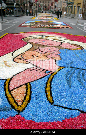 Jährliche Infiorata Teppich von Blumen-Festival am Castelraimundo in Le Marche Italien am Sonntag Corpus Domini in Corpus Christi Stockfoto