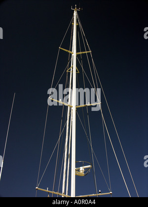 Yacht-Mast gegen blauen Himmel Stockfoto