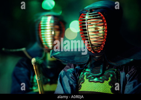 Japan. Nahaufnahme von zwei japanischen Männern mit Kendo-Schutzrüstung. Kampfkunst Stockfoto