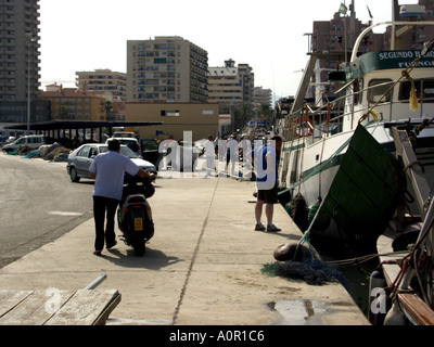 Fischerhafen verlassen Arbeit auf seinem Motorrad, Puerto Deportivo de Fuengirola, Fuengirola, Costa Del Sol, Spanien Stockfoto