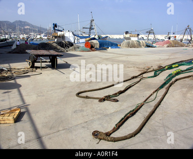 Kommerziellen Fischerboote und Netze Puerto Deportivo de Fuengirola Fuengirola Hafen Costa Del Sol Spanien Stockfoto