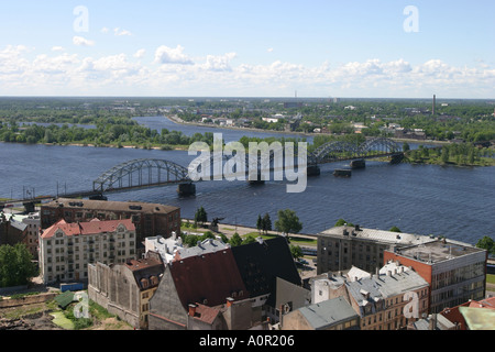 Eisenbahnbrücke über den Fluss Daugava in Riga Lettland Stockfoto