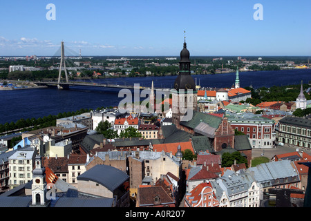 Blick auf St. Peter Kirche und der Altstadt entfernt in Riga Lettland Stockfoto