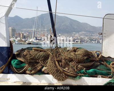 Kommerzielle Boote Fischernetze und Tackle, Puerto Deportivo de Fuengirola, Hafen von Fuengirola, Costa Del Sol, Spanien, Europa Stockfoto
