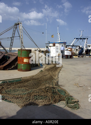 Kommerziellen Fischerboote, Netze und Tackle, Puerto Deportivo de Fuengirola, Hafen von Fuengirola, Costa Del Sol, Spanien, Europa Stockfoto