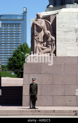 Die Ehrengarde, die an der Basis der das Freiheitsdenkmal in Riga Lettland steht Stockfoto