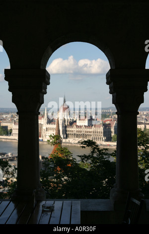 Parlamentsgebäude gesehen durch einen Bogen in Budapest Ungarn Stockfoto