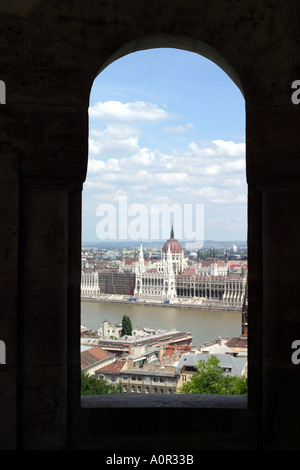 Das Parlamentsgebäude gesehen durch einen Torbogen in Budapest Ungarn Stockfoto