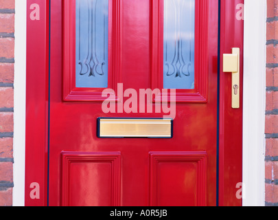 Architektur. Wohnhaus. Verglast, roten Eingangstür mit Briefkasten und Schloss. Stockfoto