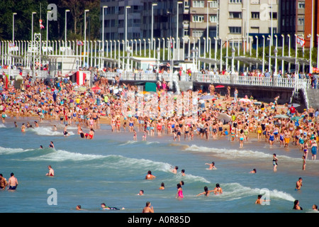 Überfüllten Strand in der Bucht von San Lorenzo, Gijon, Spanien Stockfoto
