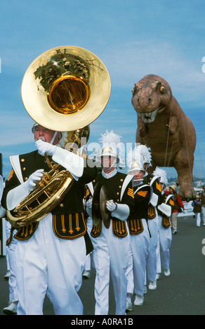 Stock Foto von einem Spielmannszug, gefolgt von einem Dinosaurier-Ballon bei Holiday Bowl Parade San Diego Kalifornien USA Stockfoto