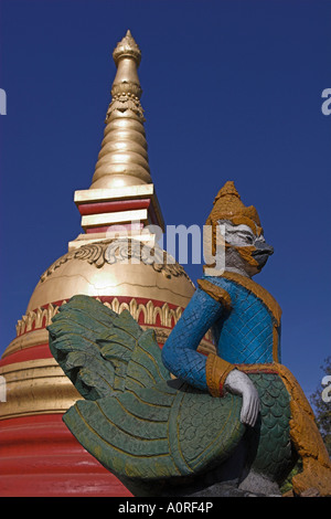 Statue und Stupa Wat In benannt nach dem hinduistischen Gott Indra Kengtung Kyaing Tong Shan Myanmar Burma Asien Staat Stockfoto
