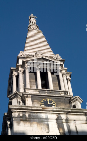 Turm der St.-Georgs Kirche. Bloomsbury, London, England Stockfoto