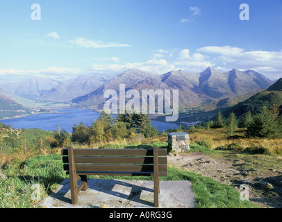 Bealach Ratagain Aussichtspunkt mit Blick auf die fünf Schwestern von Kintail und Loch Duich in Glen Sheil vom Pass Ratagain Pass Stockfoto