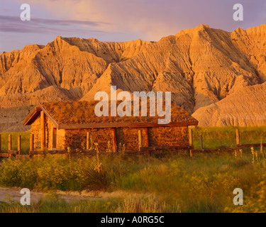 Spatenstich Haus im Sommer Dawn leichte traditionelle Plains Wohnung Oglala Grasland Toadstool Nationalpark Nebraska Stockfoto