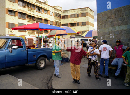 Gruppe von Männern Arbeiter verkaufen Obst & Gemüse in voll animierte Backstreet Markt Caracas Venezuela Südamerika Latein Stockfoto