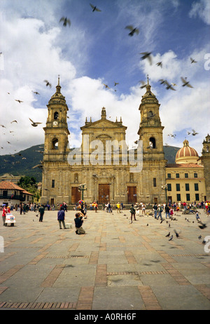 Taube Vogel fliegen über imposante katholische Kirche Kathedrale quadratische vielbeschäftigte kommen, gehen, Bogotá Kolumbien Südamerika Latein Stockfoto