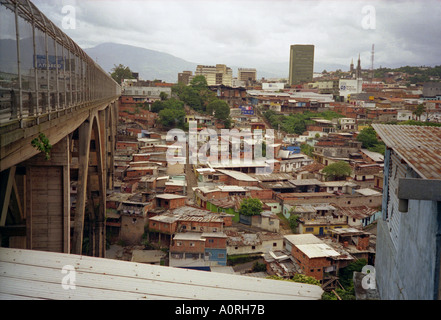 Panoramablick auf typische Favela Wohnstätten errichtet unter Brücke Bogotá Kolumbien Südamerika Latein Stockfoto