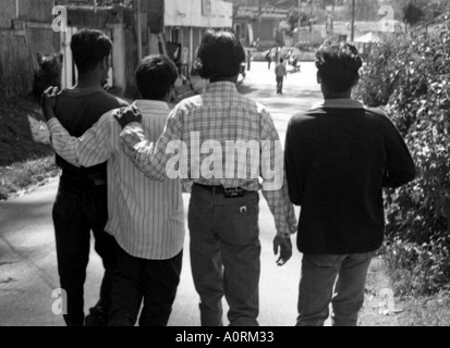 Gruppe von Blut Freund Männer herumlaufen stützte sich auf einander Udhagamandalam Ootacamund Ooty Tamil Nadu India South Asia Stockfoto