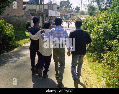 Gruppe von Blut Freund Männer herumlaufen stützte sich auf einander Udhagamandalam Ootacamund Ooty Tamil Nadu India South Asia Stockfoto