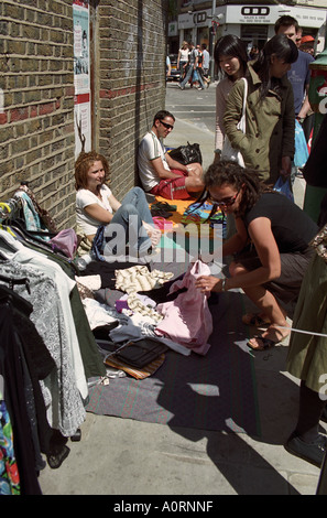 United Kingdom, England, London. Kleidung stand auf Brick Lane market Stockfoto