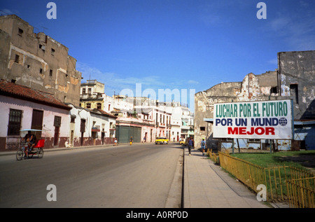 "Unerlässlich" dekadent zerstören Haus armer Mann Frau Auto kommen, gehen, großes Schild La Habana Old Havana Cuba zentrale Lateinamerika Stockfoto