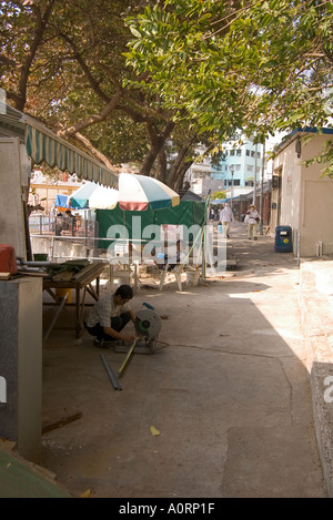 dh STANLEY HONG KONG Mann arbeitet auf Fußweg durch Stanley alte Dorf Stockfoto