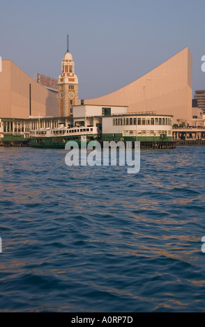 dh Star Ferry Terminal TSIM SHA TSUI HONG KONG Star Ferry Pier Steg alte KCR Turmuhr und Hong Kong Cultural Centre Stockfoto