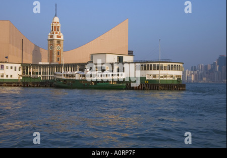 dh Star Ferry Terminal TSIM SHA TSUI HONG KONG Star Ferry am Pier Anlegesteg alte KCR-Turmuhr und Hafen des Hong Kong Cultural Center Stockfoto