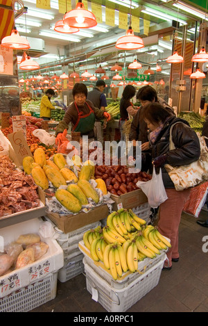 dh TAIPO HONG KONG Ladenbesitzer und Kunden Stall Markt Obstladen Stockfoto