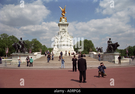 UK ENGLAND LONDON Touristen nehmen Fotos außen Buckingham Palace. Victoria Denkmal im Hintergrund