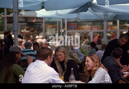 London, UK. Junge Menschen genießen im freien Mittagessen im Fisch-Restaurant befindet sich im Borough Market Stockfoto