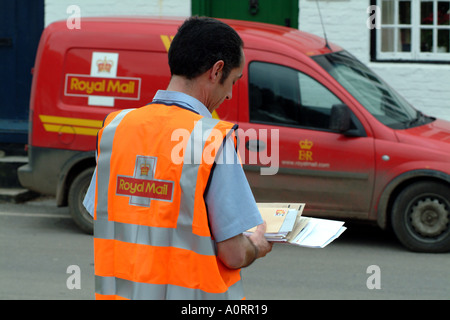 Postbote liefert Briefe in ländlicher Lage England UK Royal Mail Stockfoto