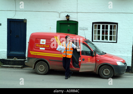 Postbote liefert Briefe in ländlichen Ort: England UK Royal Mail Stockfoto