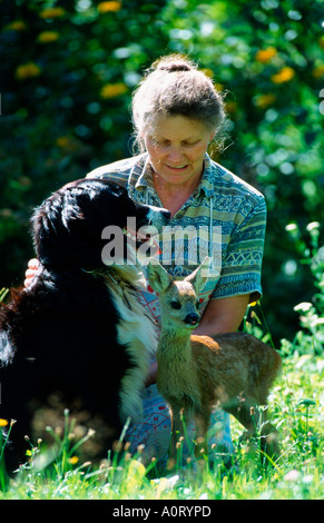 Frau mit Reh Rehkitz Stockfoto