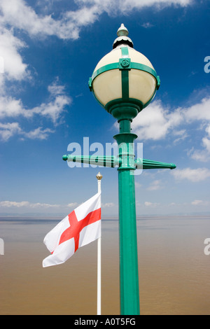 Flagge und Laterne auf Clevedon pier Stockfoto