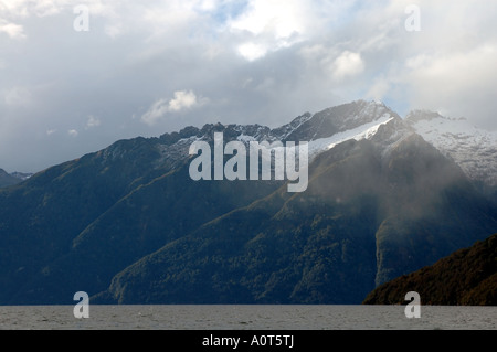 Berge in Cloud neben dem Lake Manapouri Fiordland Nationalpark Neuseeland Stockfoto